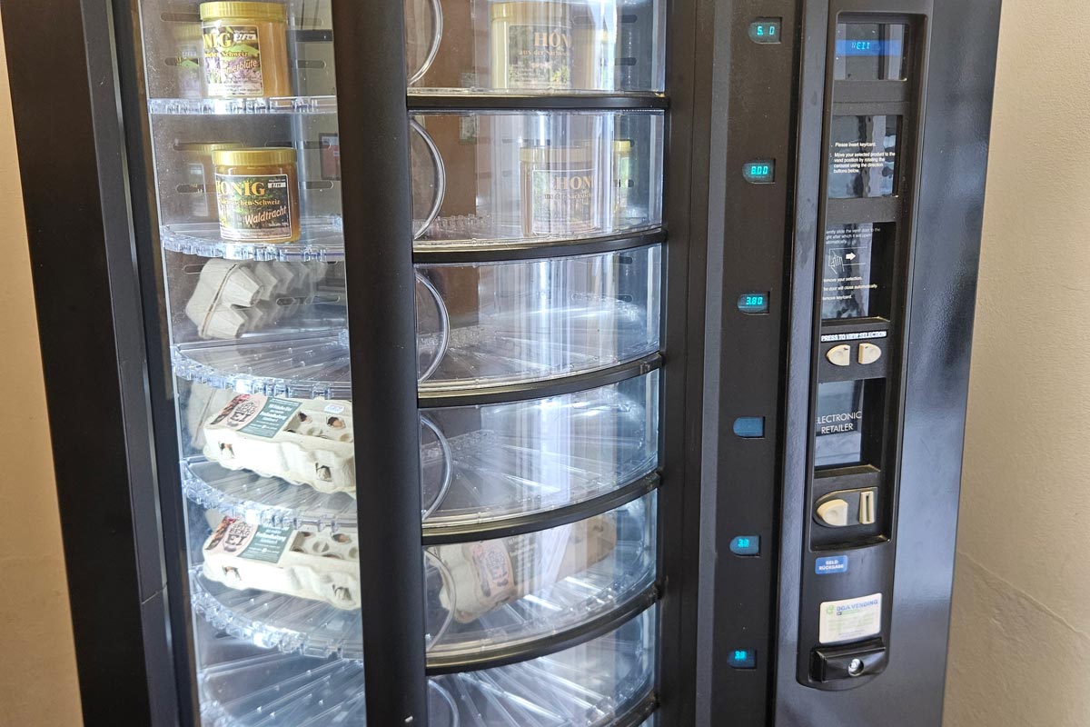 Frische Eier und Honig rund um die Uhr am Automaten!